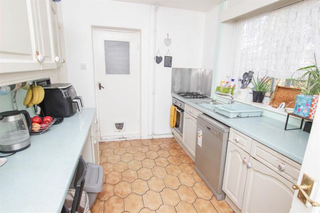 97, Aintree Avenue, Doncaster photo 4