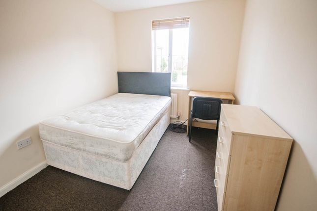 Queen Bee Court, Hatfield Hertfordshire photo 4