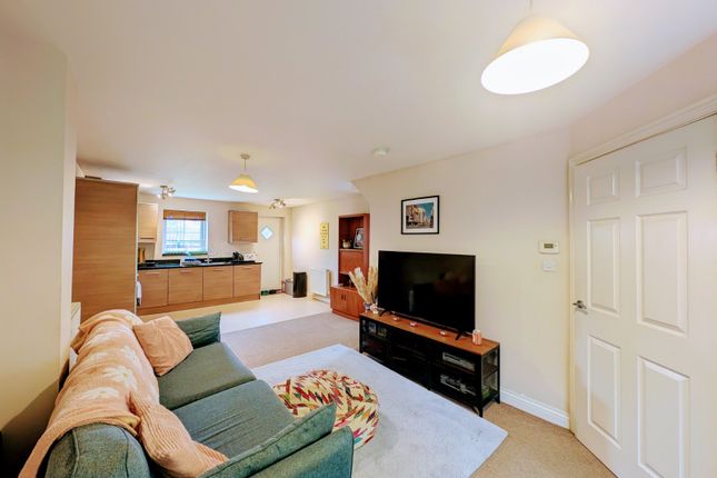 14, Highfield Court, West Yorkshire photo 4
