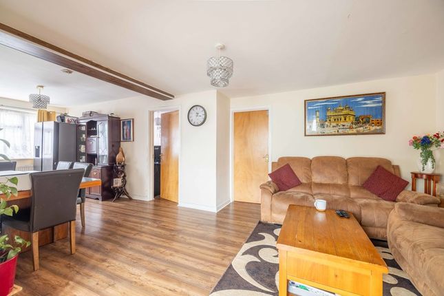 48b, Tintern Close, Slough photo 3