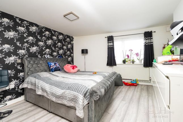 Flat for sale in Victoria Road, Gidea Park, Romford