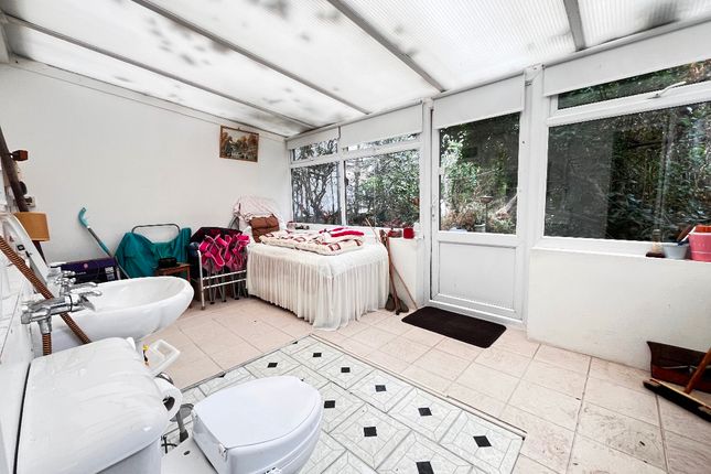4 Wickford Drive, Romford photo 4