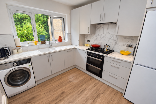 18, Baildon Wood Court, Bradford photo 4