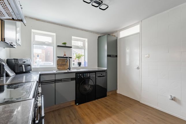 14 Woodside Park, Attleborough photo 4