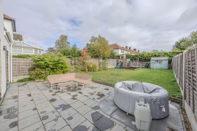 Thorpe Hall Avenue, Southend-On-Sea photo 3