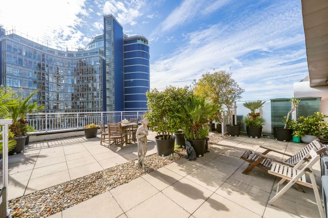 Apartment 154, Oyster Wharf, 18 Lombard Road, London photo 4