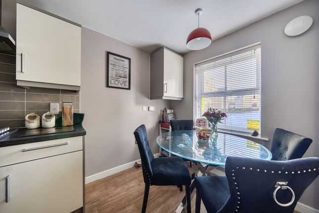 34, Truscott Avenue, Wiltshire photo 4