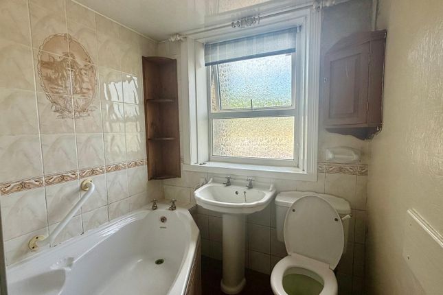 619, Bradford Road, Batley photo 4