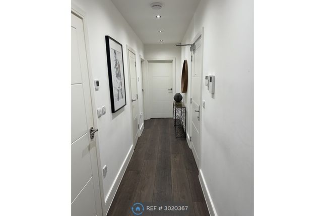 Flat   Aston Court, Ballards Way, Croydon photo 4