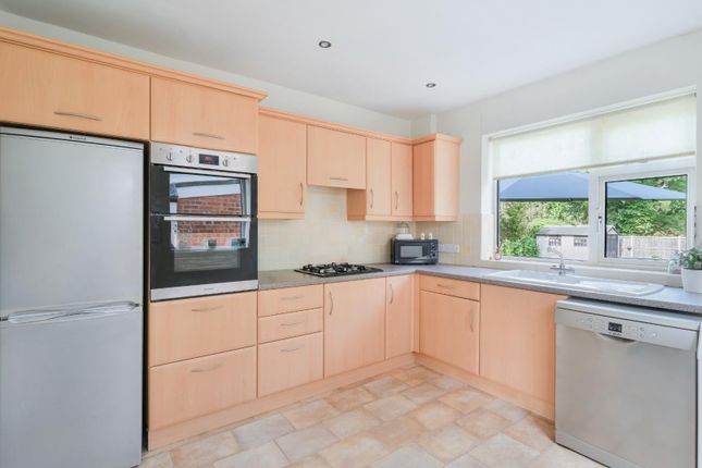 16, Chantry Hurst, Epsom photo 4