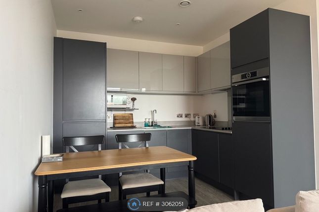 Flat, Starling Court Nest Way, London photo 5