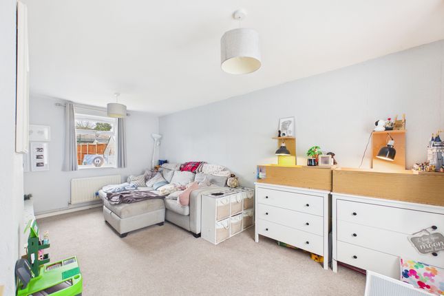 32 Woodcock Avenue, High Wycombe photo 5
