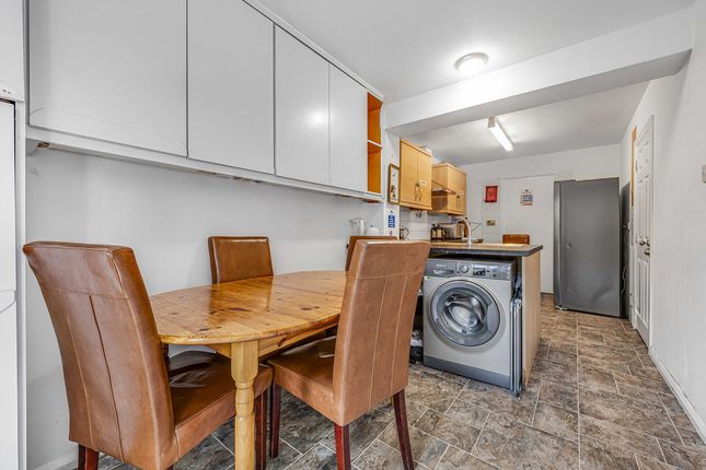 9, Catherines Close, London photo 3