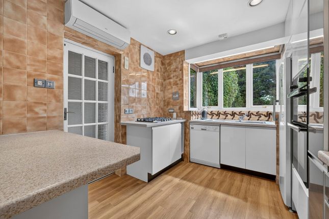 30, Winscombe Way, London photo 4