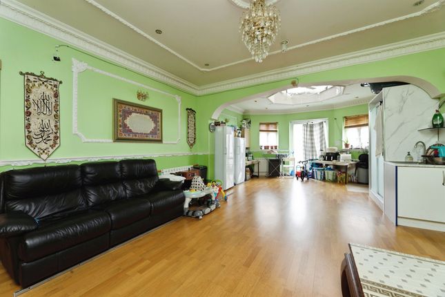 2, Stratton Drive, Barking photo 4