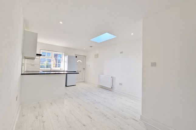 30, Newmarket Road, Crawley photo 4