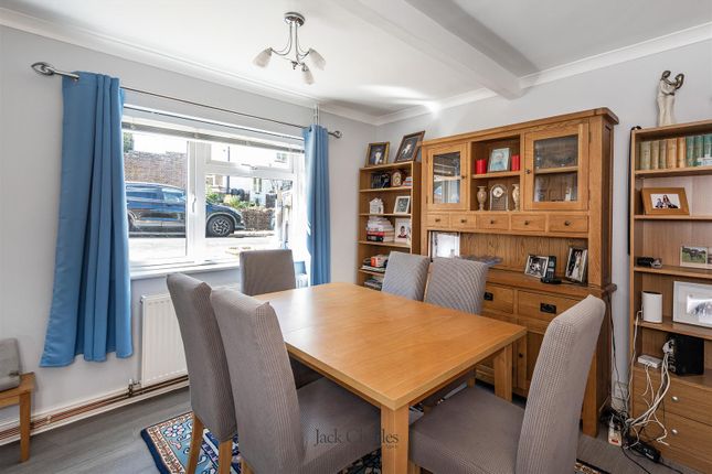 4, Burns Crescent, Tonbridge photo 4