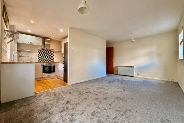 Shepperton Court Drive, Shepperton photo 3
