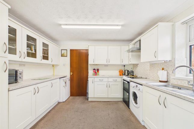 2, Hawthorn Close, Newport photo 4