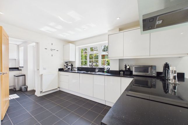 15, Searles View, Horsham photo 3