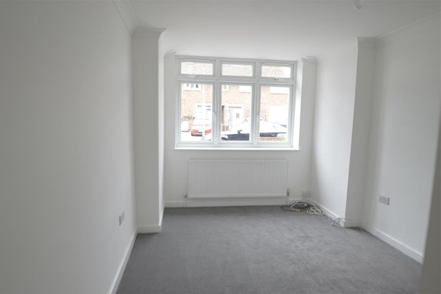 2, Hood Walk, Romford photo 4