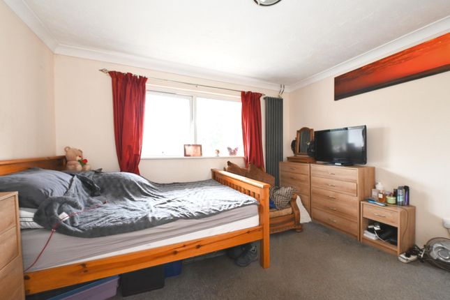 Flat for sale in Blewburton Walk, Bracknell