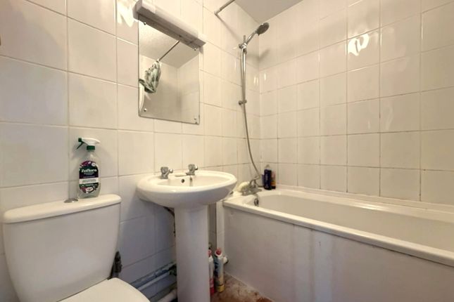 207, Avondale, Ash Vale photo 4