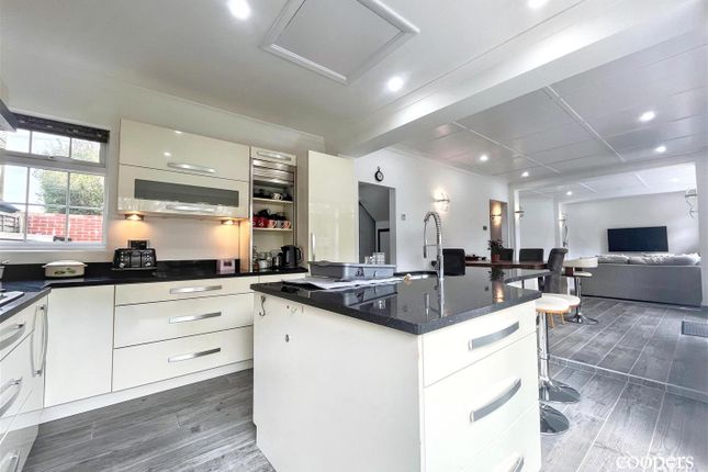 17, Kingsend, Ruislip photo 2
