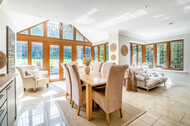 4, Mount Close, Fetcham photo 3