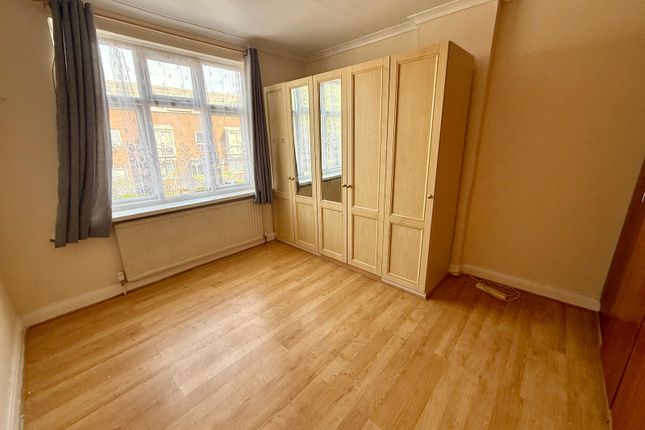 Top Floor Flat, 84 Station Road, Gidea Park, ROMFORD photo 2