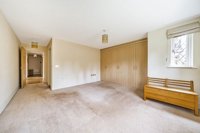 Flat to rent in Cherry Tree Way, Stanmore