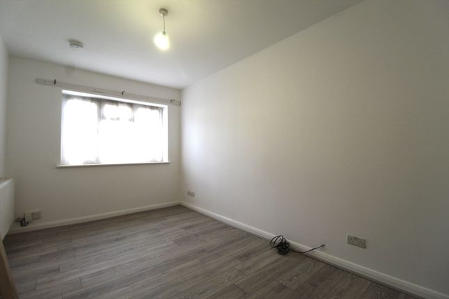 Room to rent in Osborne Avenue, Stanwell, Staines