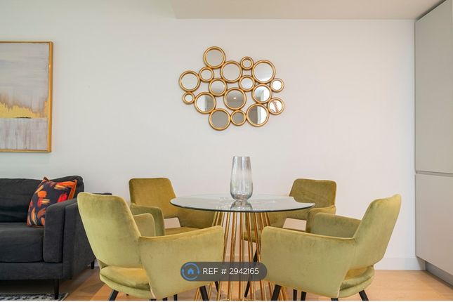Lincoln Apartments, Fountain Park Way, London photo 5