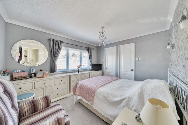60 Oaktree Close, Bognor Regis photo 3