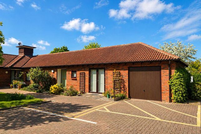 35 Oaktree Court, Portland Drive, Milton Keynes photo 2