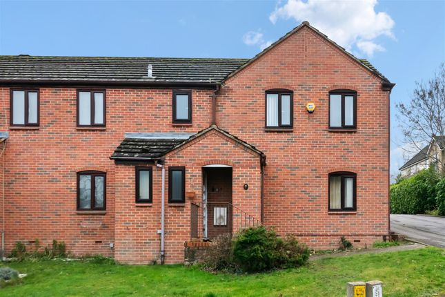 1, Kent Close, Uxbridge photo 2