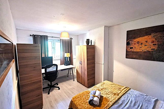 64 Alma Street, London photo 5