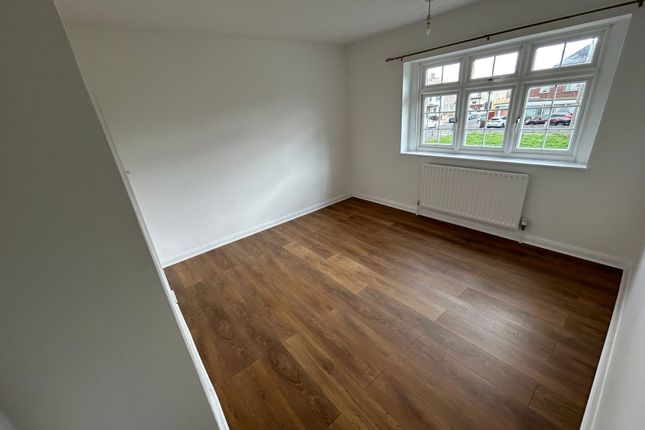 4 Home Gardens, Dagenham photo 4