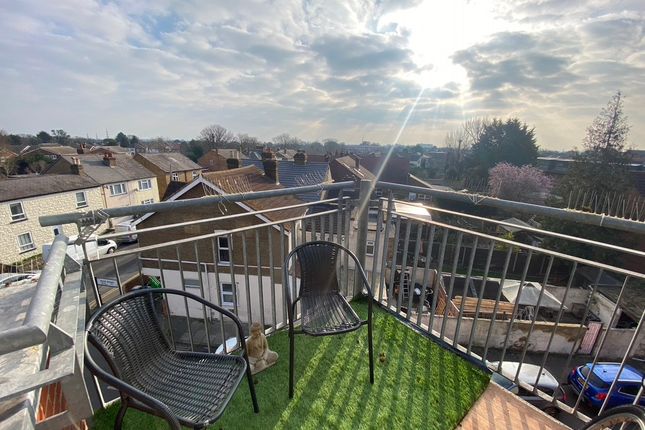 Flat 11 Edith Court, New Road, Feltham photo 4