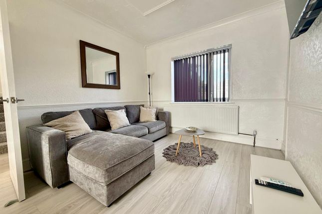 42 Gainsborough Road, DAGENHAM photo 2