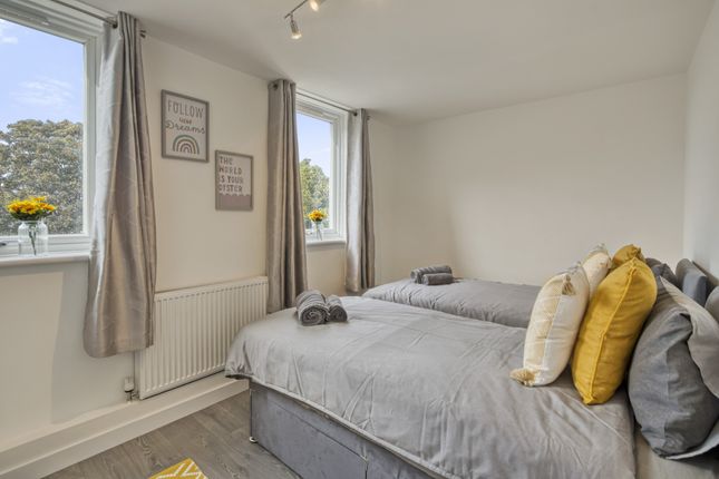 Flat to rent in Gowrie Road, London