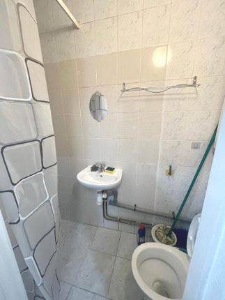 184 A, Greatwest Rd, Hounslow photo 3