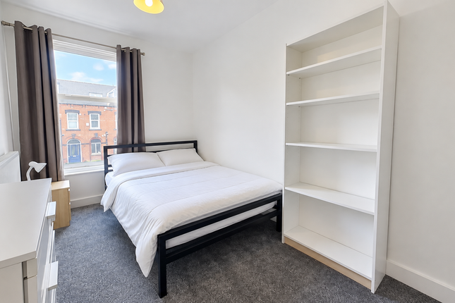 12 Royal Park View, Leeds photo 5