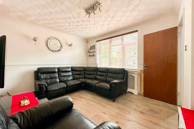 34 Sedgefield Crescent, Romford photo 4