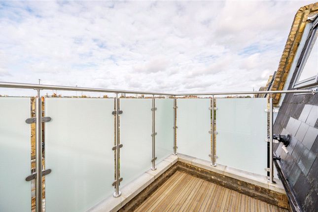 Top Floor Flat, 7, Davisville Road, London photo 4