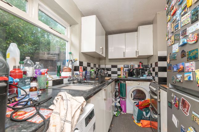 18, Teddington Avenue, Huddersfield photo 4