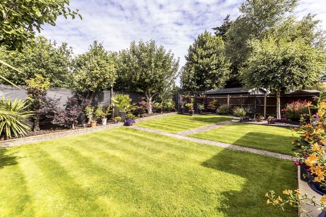 18, Beverley Close, Chessington photo 4