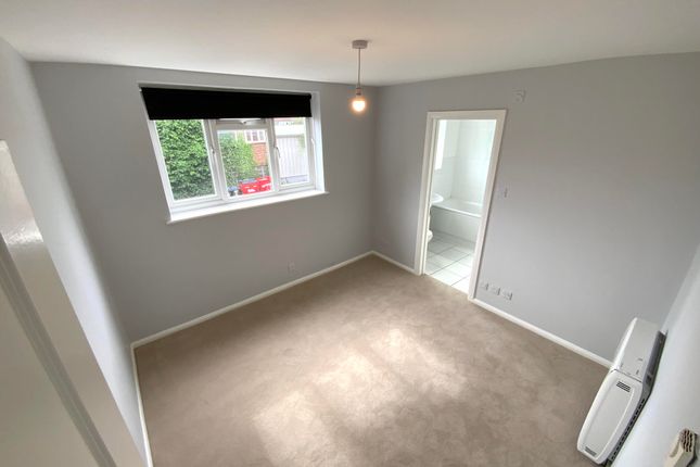 Flat A, 143, Hook Road, Surbiton photo 3