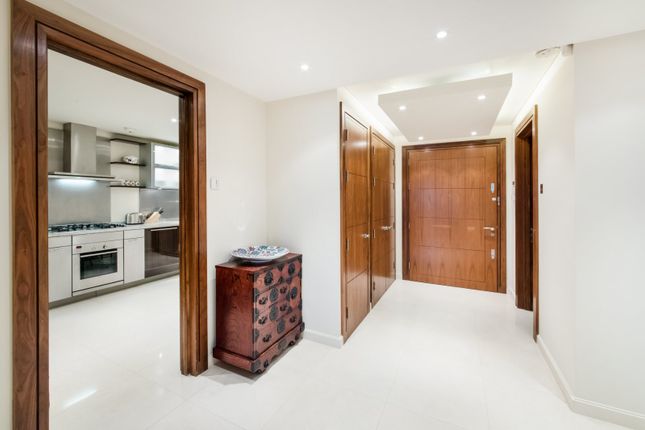 Apartment 4.8, 22, Trevor Square, London photo 3