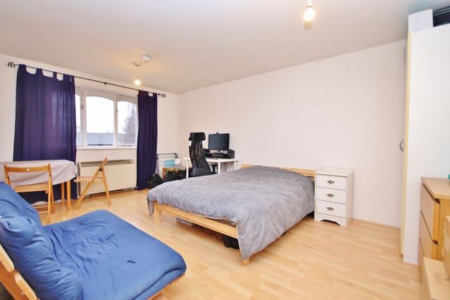 Thumbnail Studio to rent in Telegraph Place, London